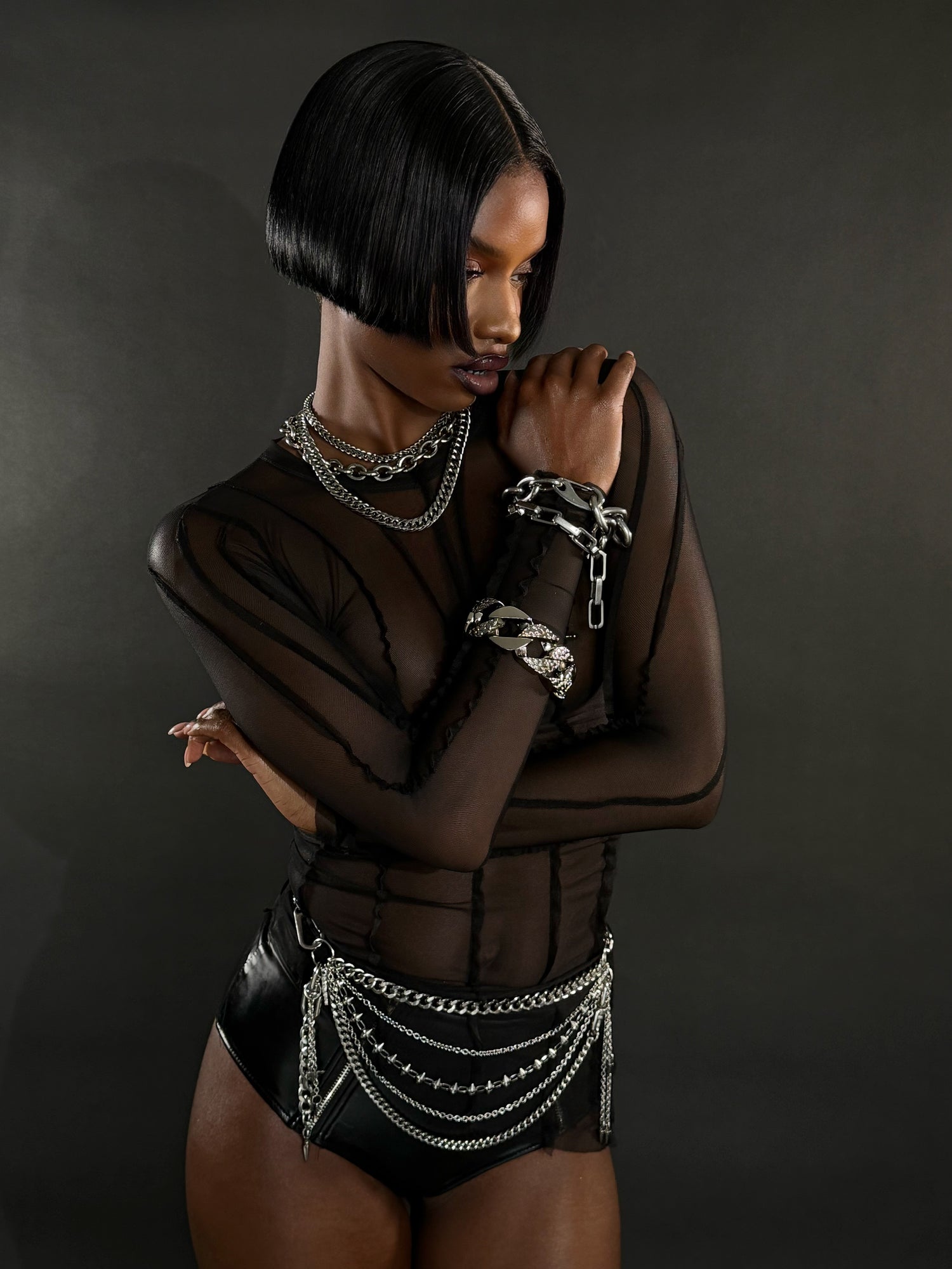 Woman wears stainless steel chain belt, stainless steel chain choker and accessories.